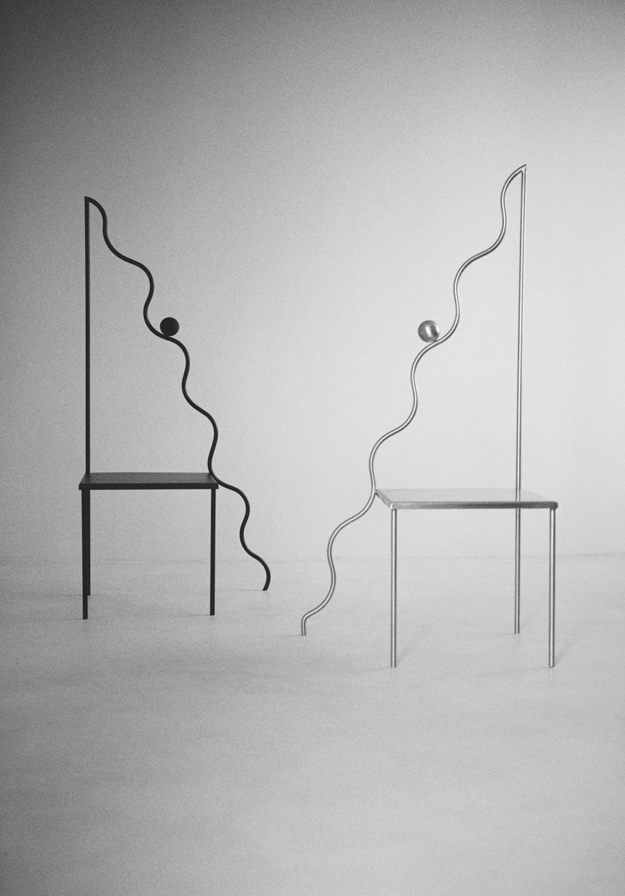La Chaise descendante est une œuvre sculpturale qui explore la relation entre le céleste et le terrestre. 
terrestre. Enracinée dans le concept de la descente en tant que pont entre les royaumes supérieurs et terrestres, la chaise Descending Chair