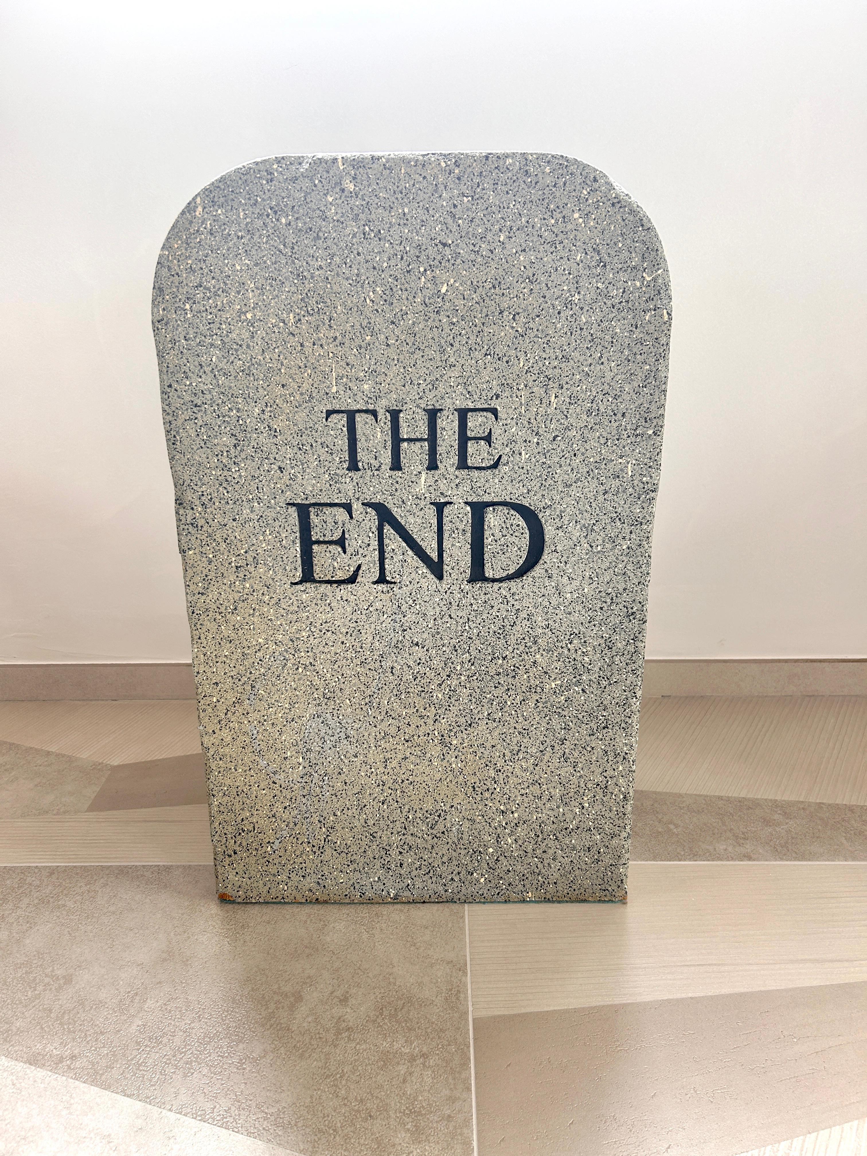 Es. 127/1000

Progettato da Maurizio Cattelan e Pierpaolo Ferrari per Gufram, The End è un pouf realizzato in poliuretano espanso e rivestito in Guflac.

The End è un pouf originale e unico, che vuole essere tanto un oggetto dal design stravagante