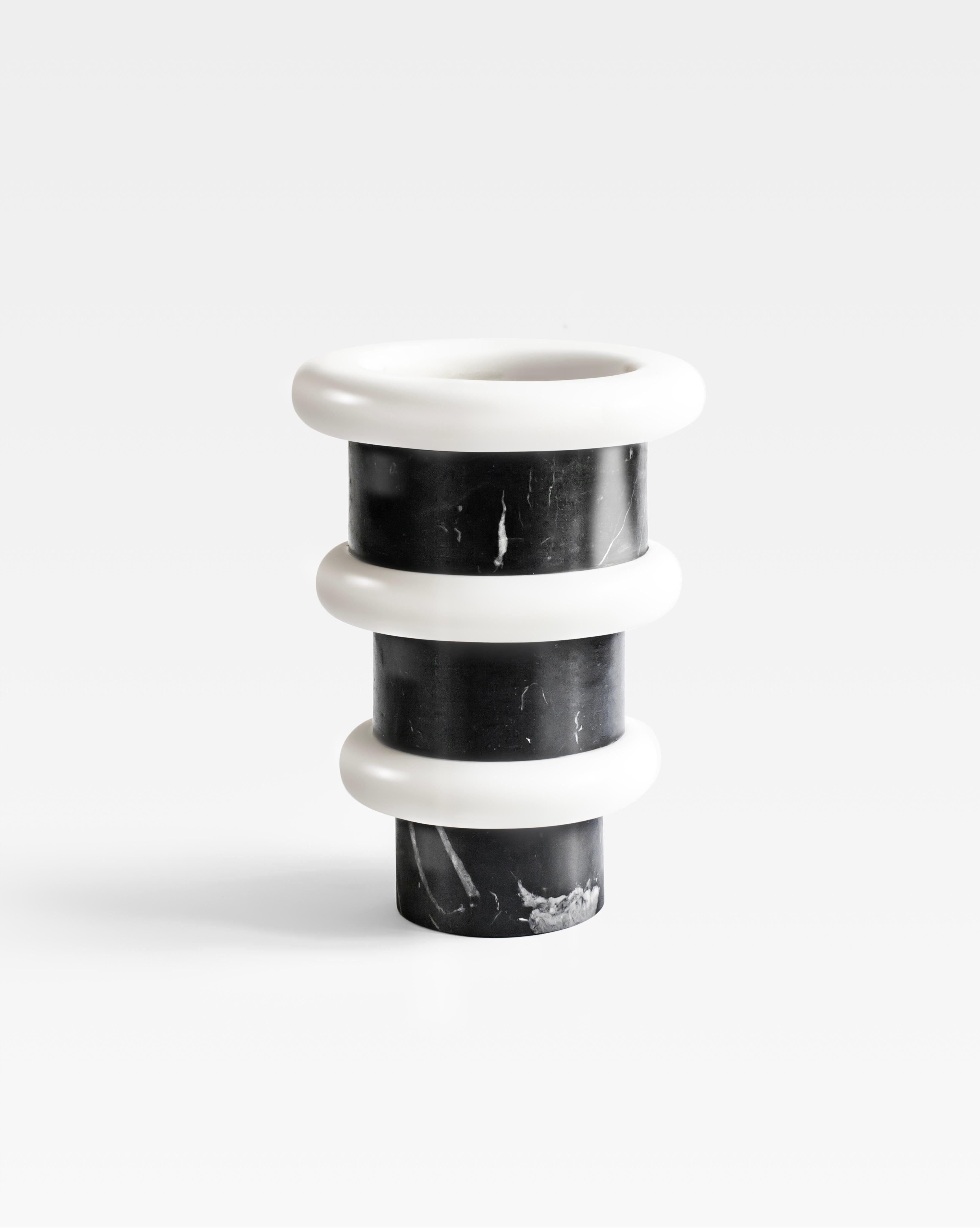 Italiano Vaso in edizione limitata in marmo bianco e nero, realizzato su ordinazione in Italia in vendita