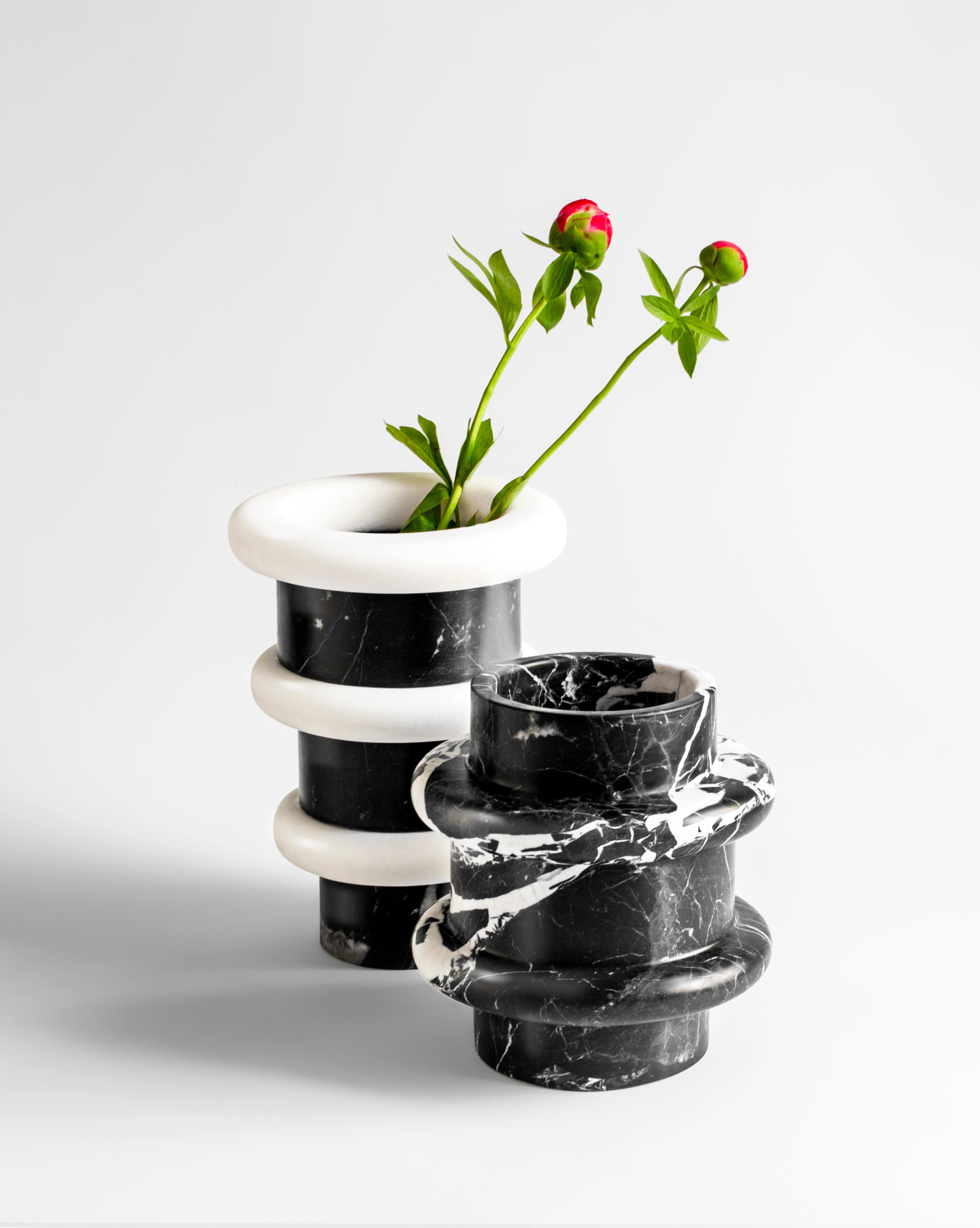 Vaso in edizione limitata in marmo bianco e nero, realizzato su ordinazione in Italia In condizioni Nuovo in vendita a Milano, IT