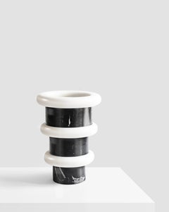 Vaso in edizione limitata in marmo bianco e nero, realizzato su ordinazione in Italia