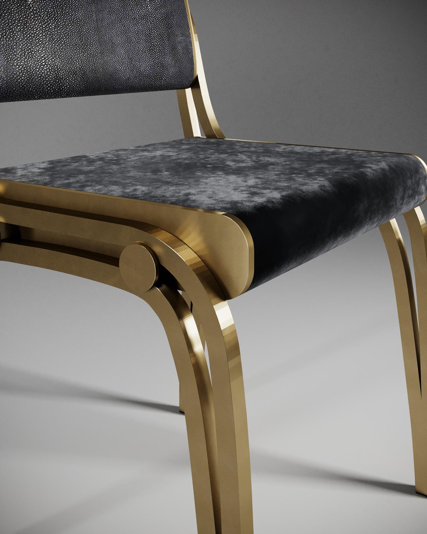 Chaise en galuchat avec tapisserie en velours et touches de laiton de R&Y Augousti Neuf - En vente à New York, NY