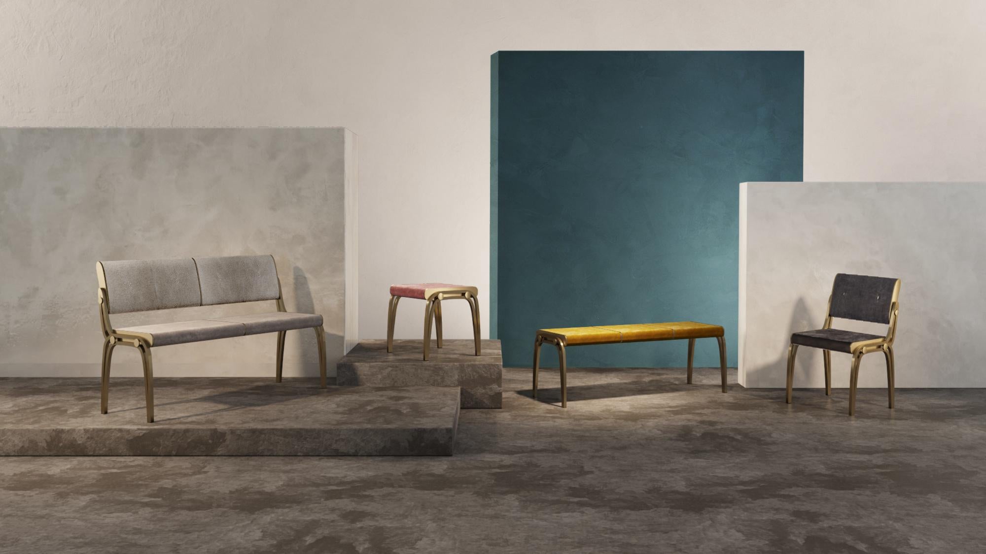 La marca, con sede en París, se ha distinguido desde su lanzamiento por su icónico uso del shagreen mezclado con latón y otros materiales exóticos. Todos los muebles están hechos a mano por artesanos expertos, lo que hace que cada pieza sea única,
