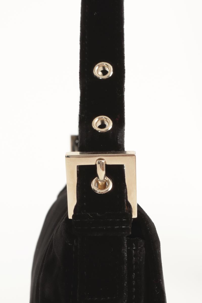 Borsa Baguette Fendi d'epoca in edizione limitata in velluto nero con frange d'oro in vendita 5