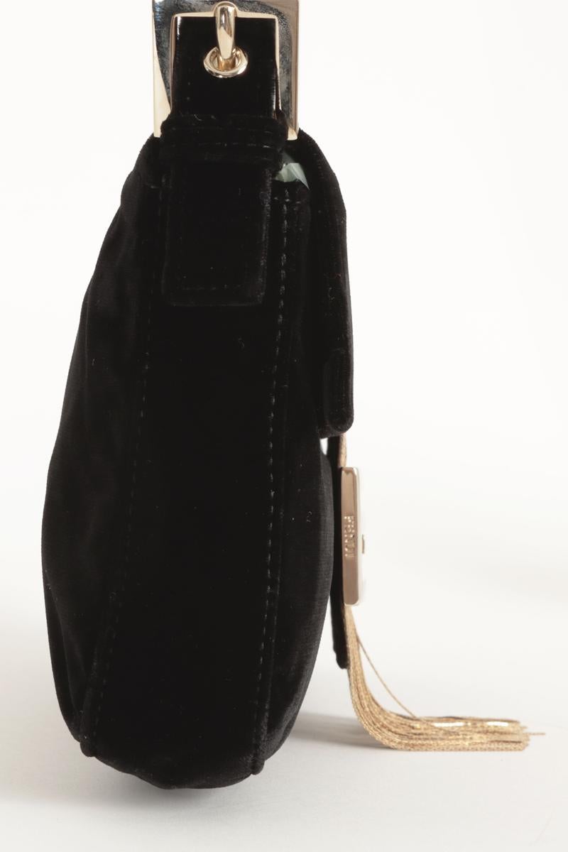 Borsa Baguette Fendi d'epoca in edizione limitata in velluto nero con frange d'oro in vendita 6