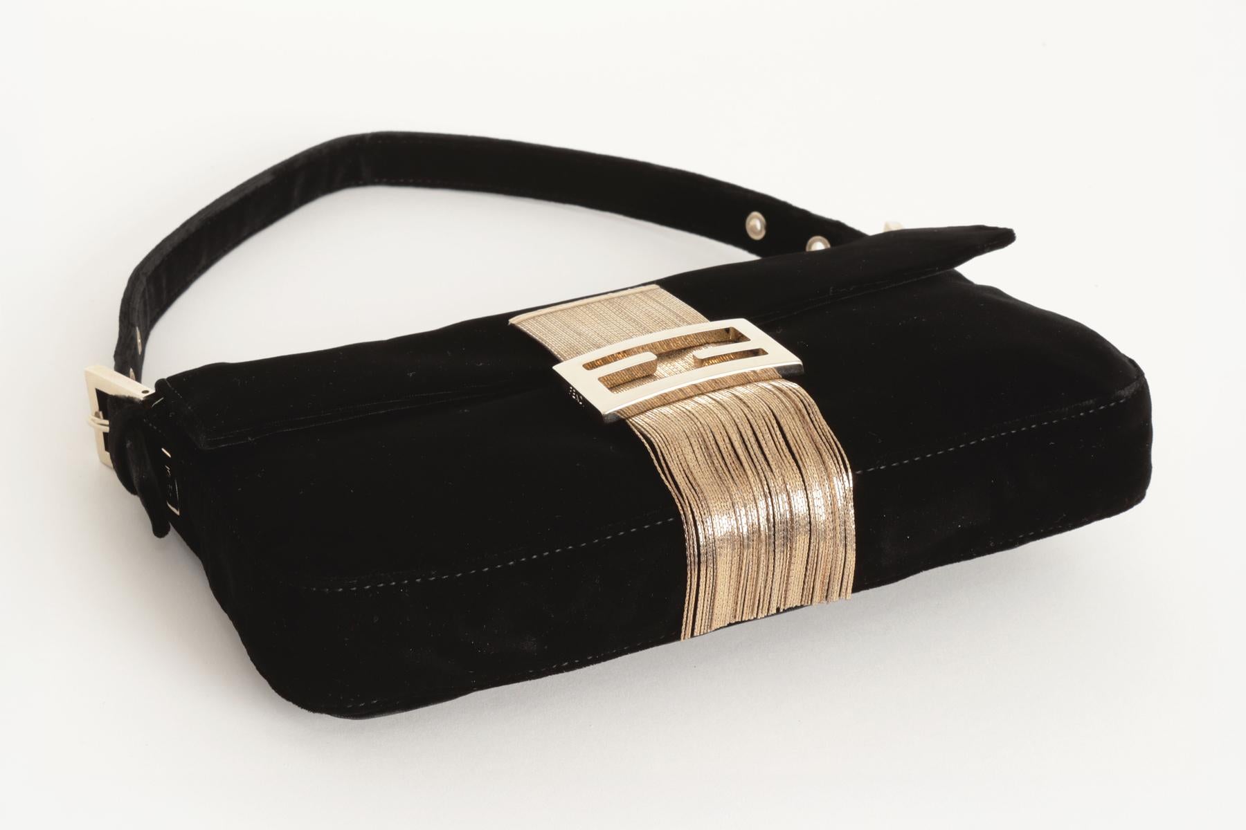Donna Borsa Baguette Fendi d'epoca in edizione limitata in velluto nero con frange d'oro in vendita