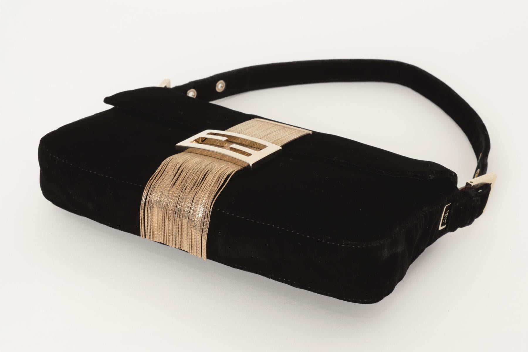 Borsa Baguette Fendi d'epoca in edizione limitata in velluto nero con frange d'oro in vendita 1