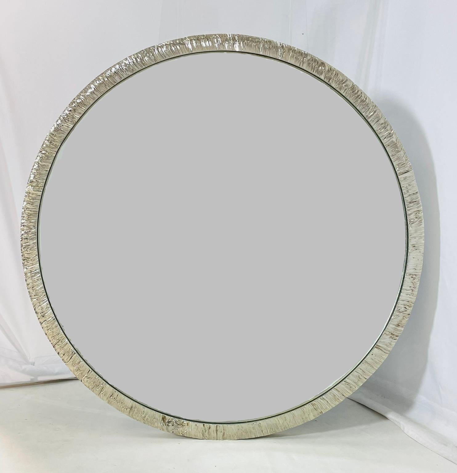 Superbe miroir mural rond conçu et fabriqué à Los Angeles, en Californie, par Billy Herrera pour Cain Limited.

La pièce est fabriquée à la main en acier massif, en travaillant soigneusement chaque rainure et chaque courbe pour obtenir ce détail