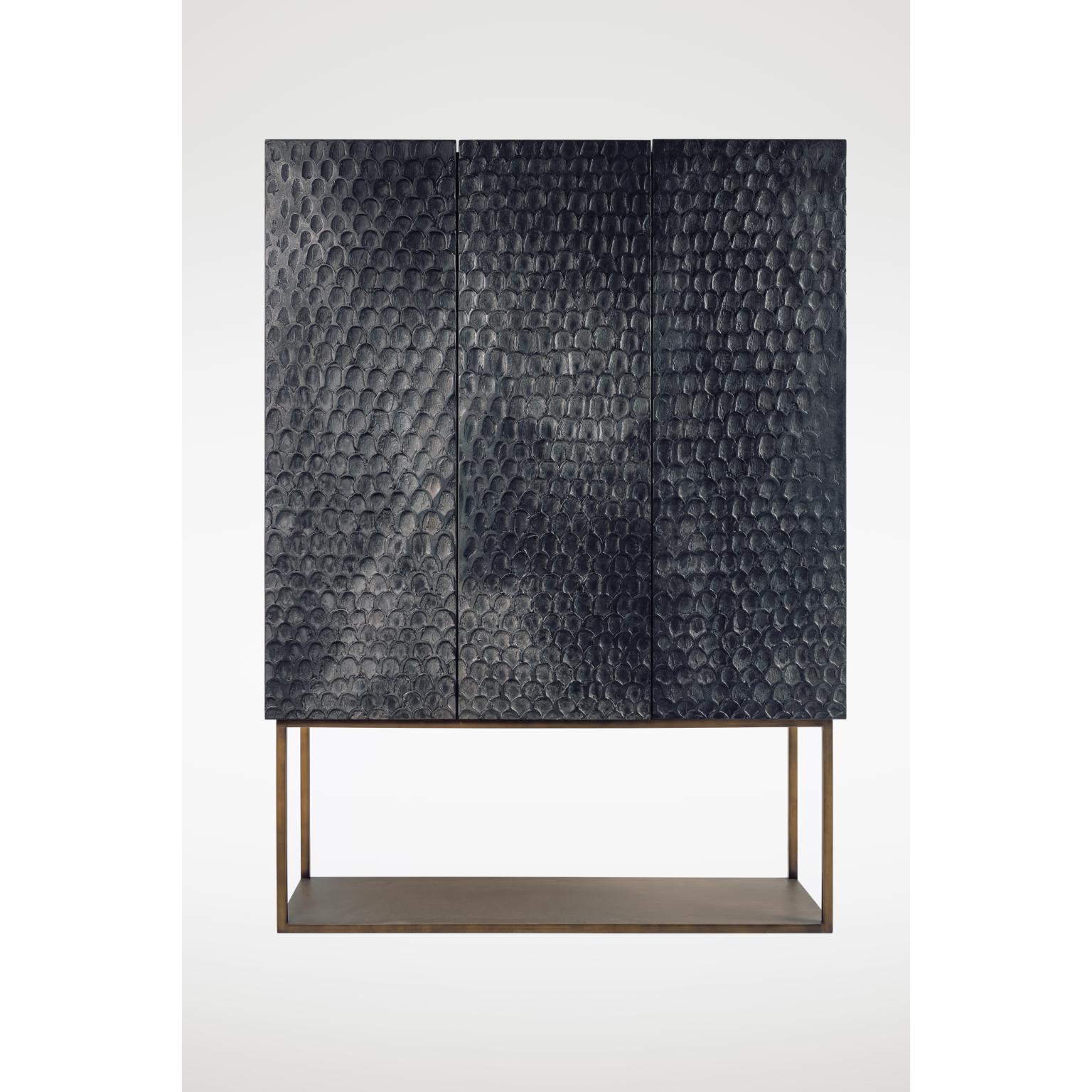 Armadio a tre ante in legno e metallo in edizione limitata di Bottega Nera Furniture
Dimensioni:  L 120 x P 42 x H 165 cm
Materiali: Wood, Metallo.

3DC12 - 40,50. Struttura in legno rivestita in tela di juta, porte decorate e dipinte. Base in