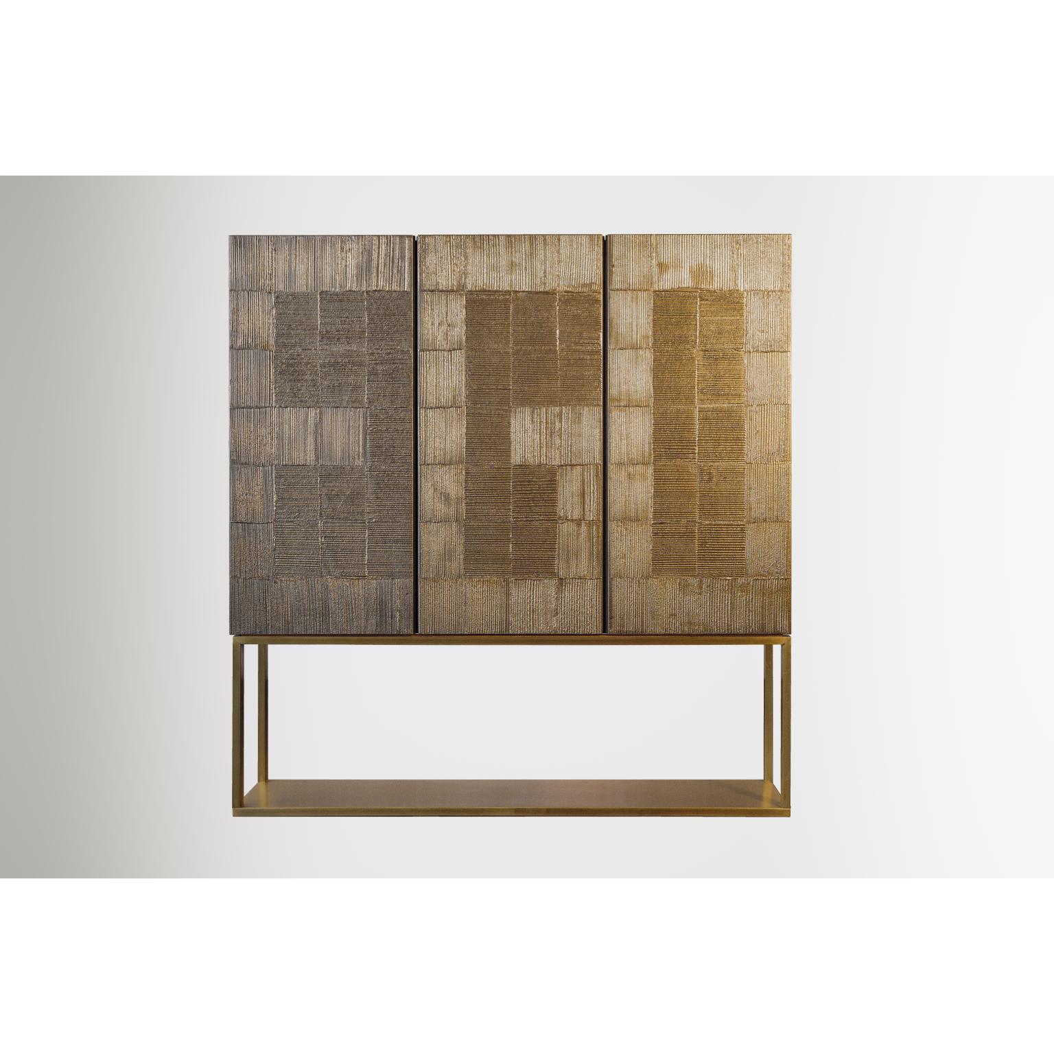 Armadio a tre ante in legno e metallo in edizione limitata di Bottega Nera Furniture
Dimensioni:  L 140 x P 35 x H 160 cm
Materiali: Wood, Metallo.

3DC7-20.60. Struttura in legno rivestita in tela di juta, porte decorate e dipinte. Base in metallo.
