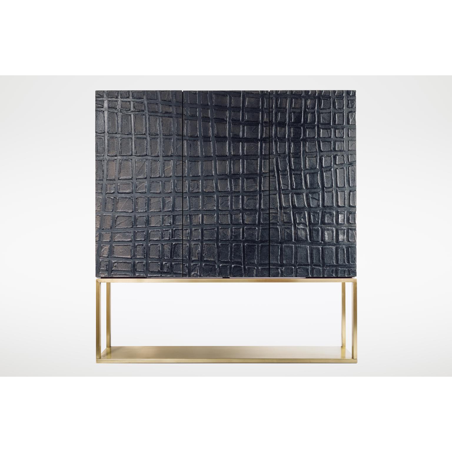 Cabinet à trois portes en bois et métal en édition limitée par Bottega Nera Furniture
Dimensions :  L 140 x D&H 35 x H 160 cm
MATERIAL : Bois, métal.

3DC3-40.50. Structure en bois recouverte de toile de jute, portes décorées et peintes. Base en