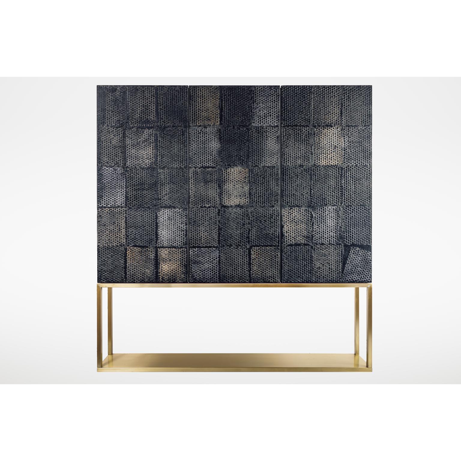 Armadio a tre ante in legno e metallo in edizione limitata di Bottega Nera Furniture
Dimensioni:  L 140 x P 35 x H 160 cm
Materiali: Wood, Metallo.

3DC1-40.60. Struttura in legno rivestita in tela di juta, porte decorate e dipinte. Base in metallo.