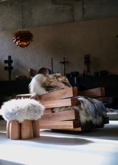 Fauteuil Zoumey en noyer massif en édition limitée d'Arno Declercq