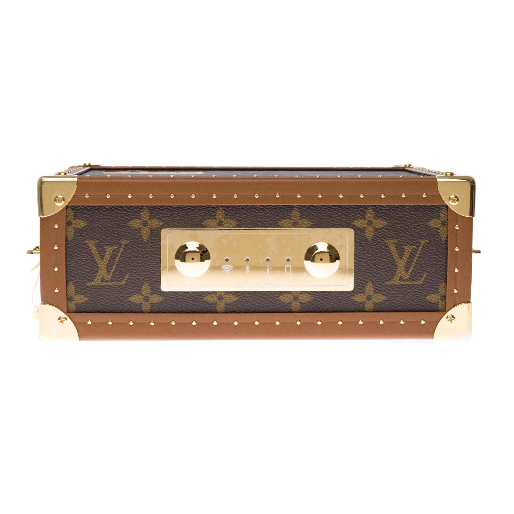 La pochette Speaker Clutch associe l'amour de Virgil Abloh pour la musique à des allusions à la malle emblématique de Louis Vuitton. Cette pièce unique est confectionnée en toile Monogram et détaillée avec les coins et les clous métalliques