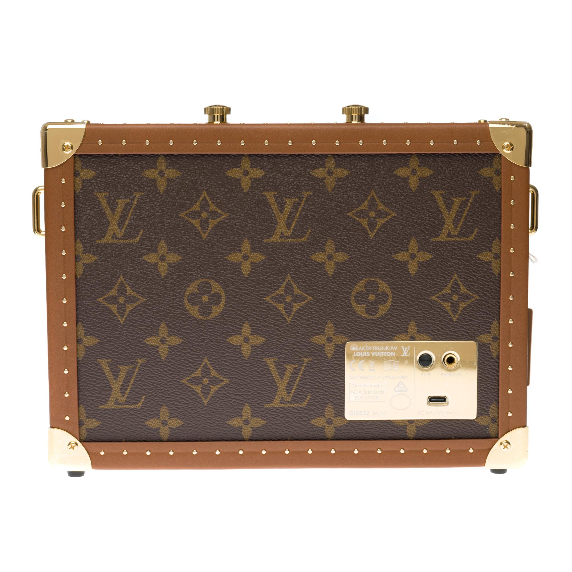 Limited Edition:Brand New/Louis Vuitton Speaker Clutch en toile monogramme marron Unisexe en vente