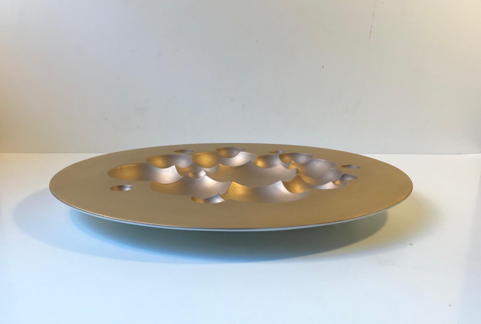 Round porcelain dish or wall plaque with bubbles in reverso. Gilt-glazed top surface. It was designed by Tapio Wirkkala and manufactured by Rosenthal Studio Line in 1971 in a limited edition of 3,000. This is number 2694. The Jahresteller series