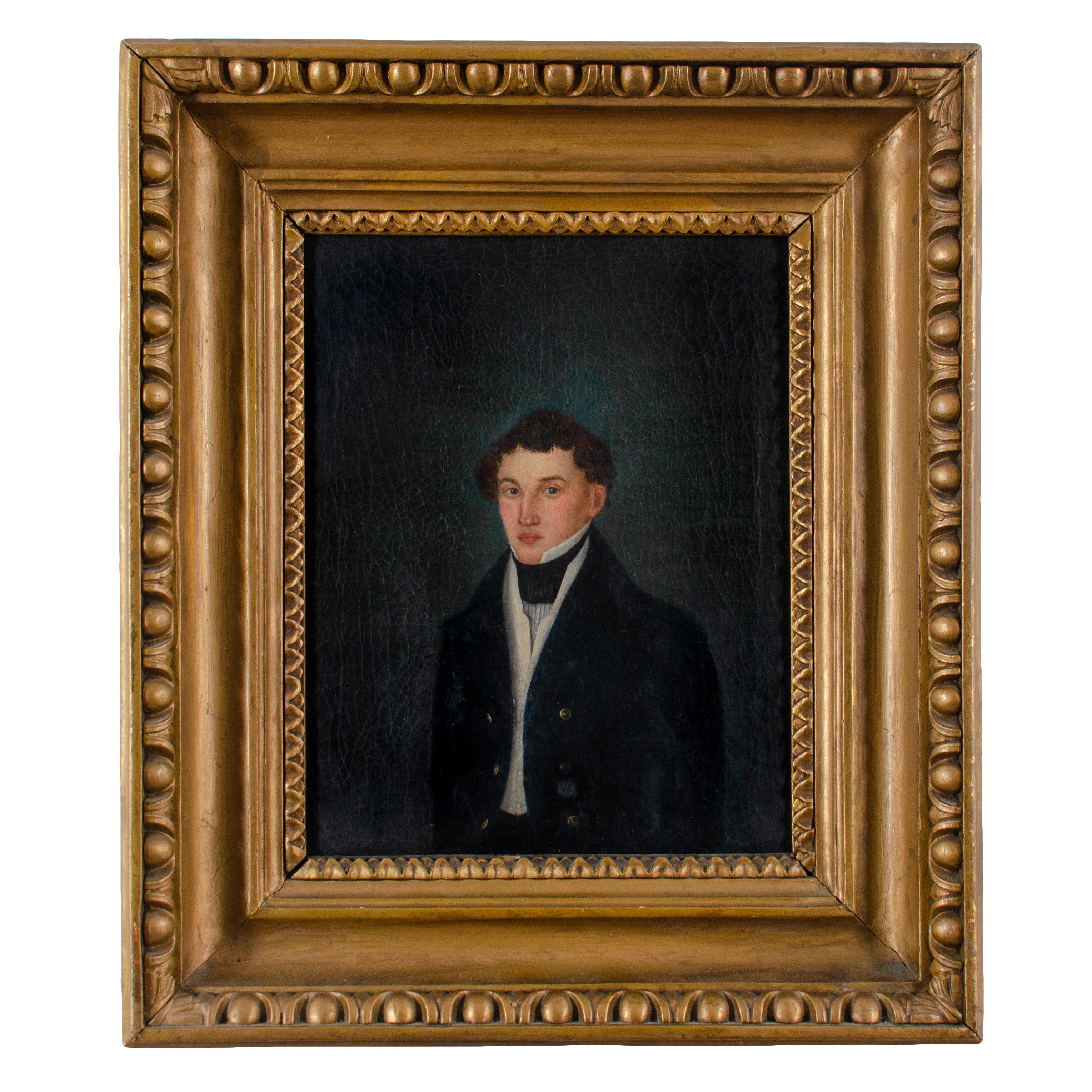 Limner-Porträt eines jungen Mannes, frühes 19. Jahrhundert.
Öl auf Leinwand in einem Rahmen aus Ei und Abnäher. 

Leinwand: 8 ½ mal 10 ½ Zoll 
Rahmen: 13 ½ mal 15 ¾ Zoll