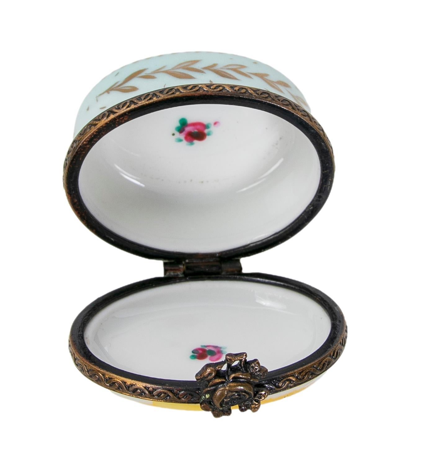 Limoge Porcelain Box Signed M. FLorid In Good Condition For Sale In Marbella, ES