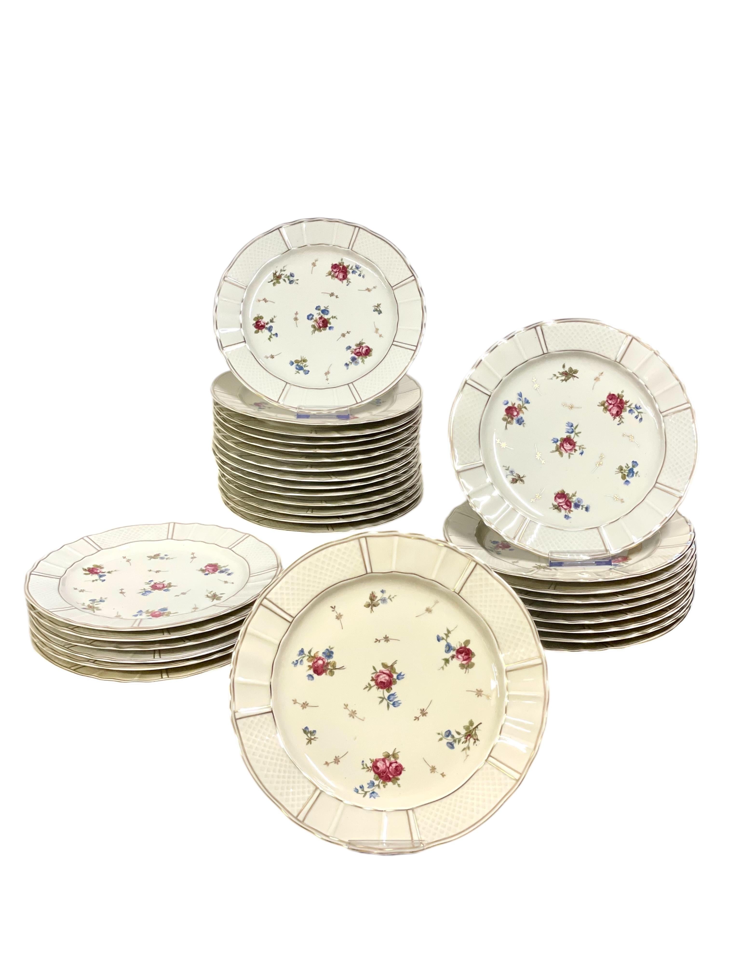 Squisito set da tavola in maiolica color crema ornato da rose sparse e finiture dorate. Il set è composto da 62 pezzi ed è ideale per pranzi e cene informali o per un'accattivante vetrina. 
Bernaudaud è oggi uno dei principali produttori di
