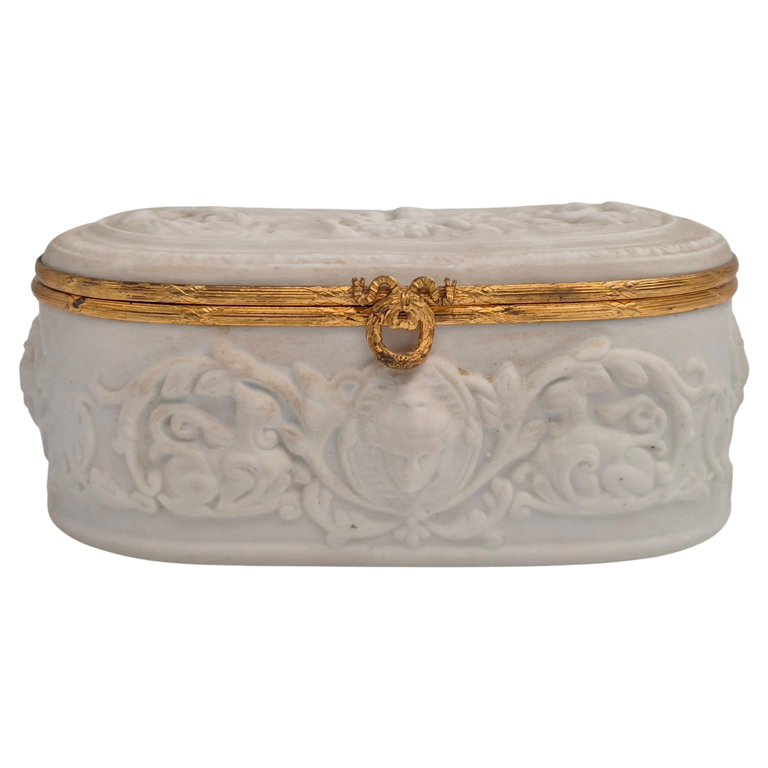 Limoges-Biskuitporzellan-Schmuckkästchen mit neoklassizistischem Relief mit Cherubim. im Angebot