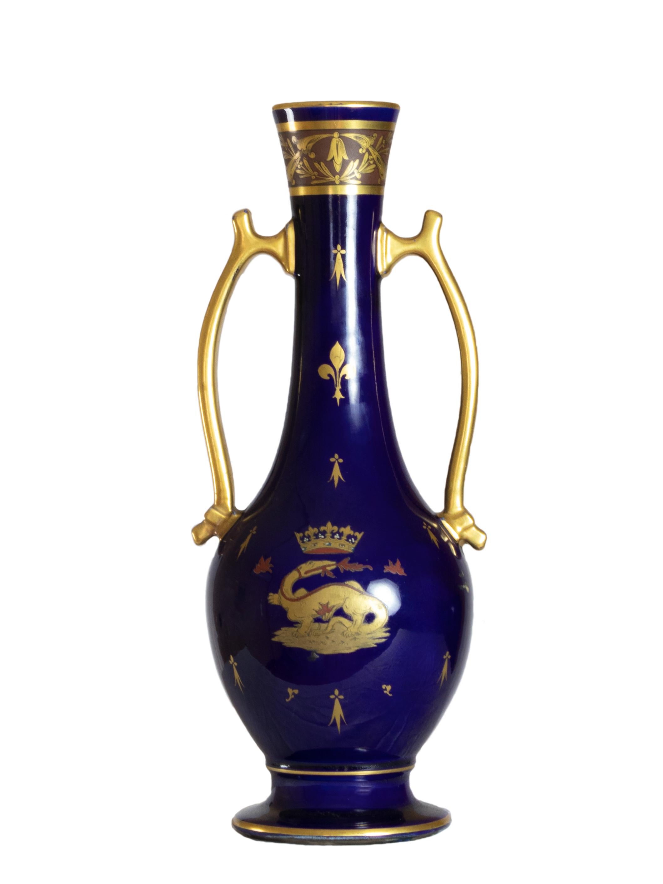 Vaso solifleur in stile Amphora di Limoges datato 1853, con smalto blu scuro e dettagli in smalto dorato, con l'iconica Salamandra di Château de Chambord. 
Questo elegante vaso, creato dall'artista M. Redon, è un omaggio al re Francesco I e al