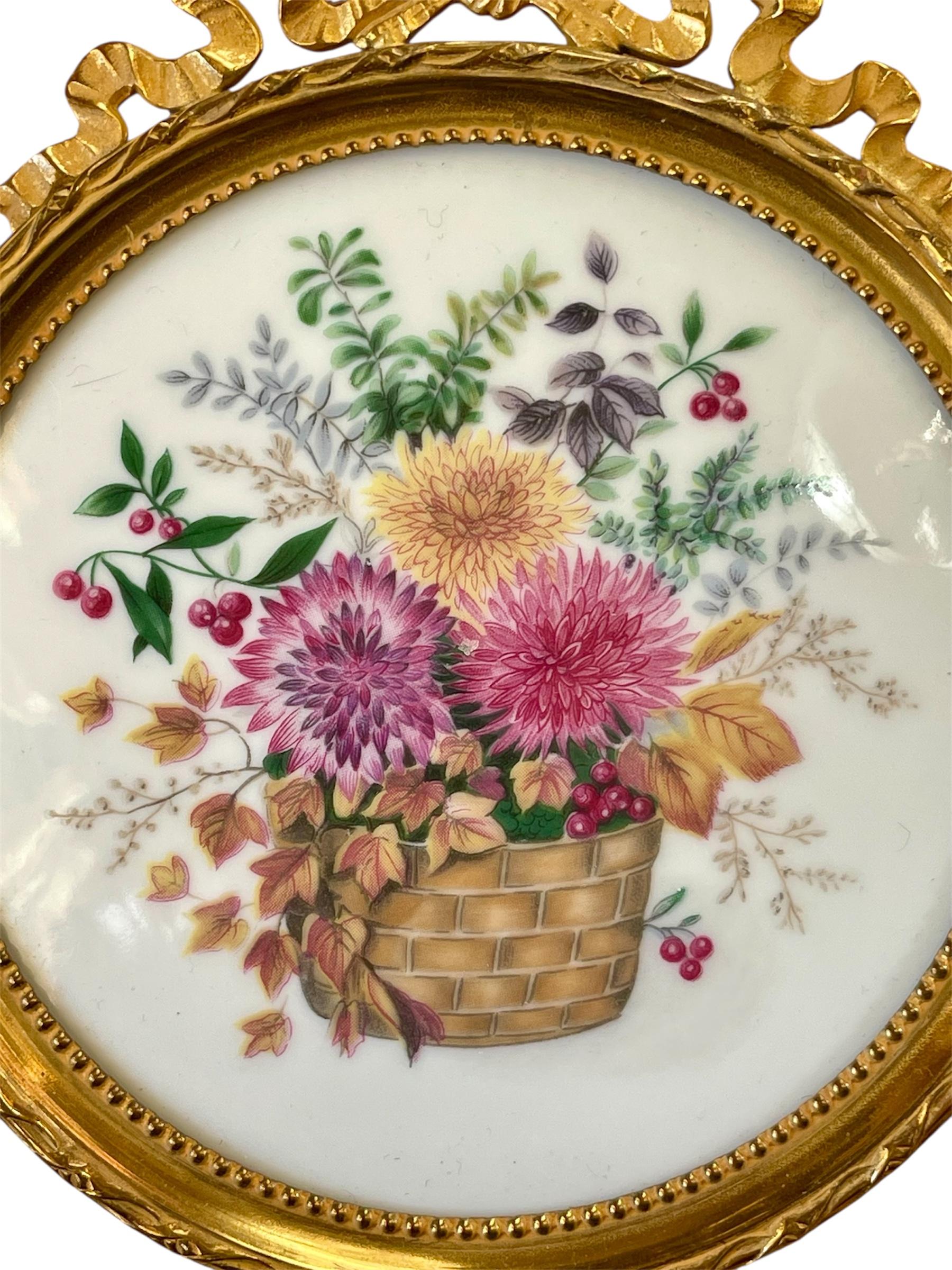 Charmanter kleiner runder Rahmen im Louis XVI-Stil aus vergoldeter Bronze mit einem Blumenbild auf Limoges-Porzellan. Erstklassiger Zustand. 
 
 Abmessungen: Höhe 14,5 cm, Durchmesser 11,5 cm
