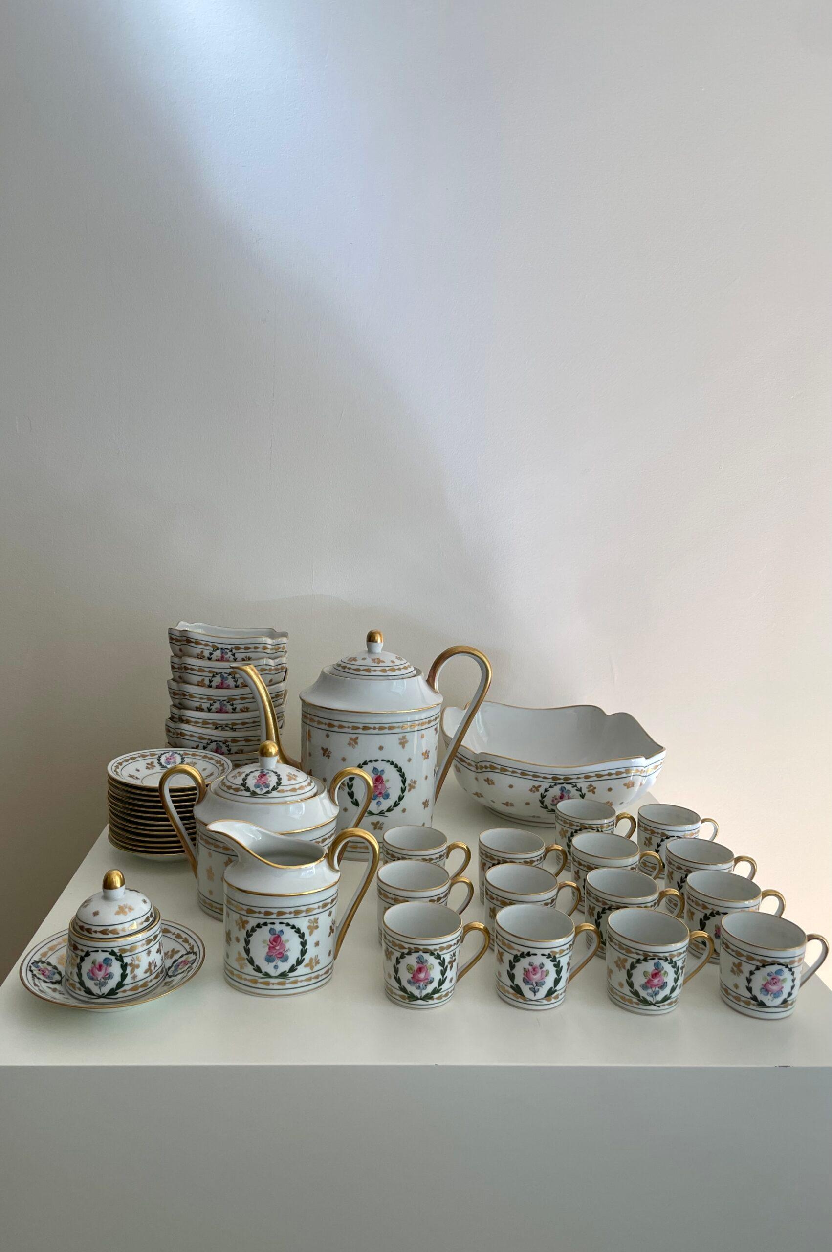 Handbemaltes Kaffeeservice von Limonges. Bestehend aus: 1 Schüssel, 7 Schälchen, Teekanne, Zuckerdose, Milchkännchen und 14 Tassen mit Tellern.