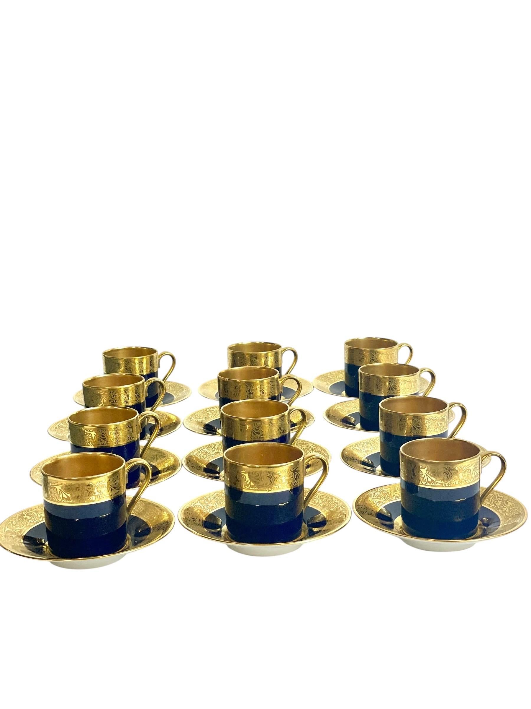 Dieses exquisite Kaffeeset aus Limoges, Frankreich, verkörpert die Eleganz und Raffinesse, für die französisches Porzellan bekannt ist. Das Set besteht aus zwölf Mokkatassen mit passenden Untertassen und besticht durch die Kombination von tiefem
