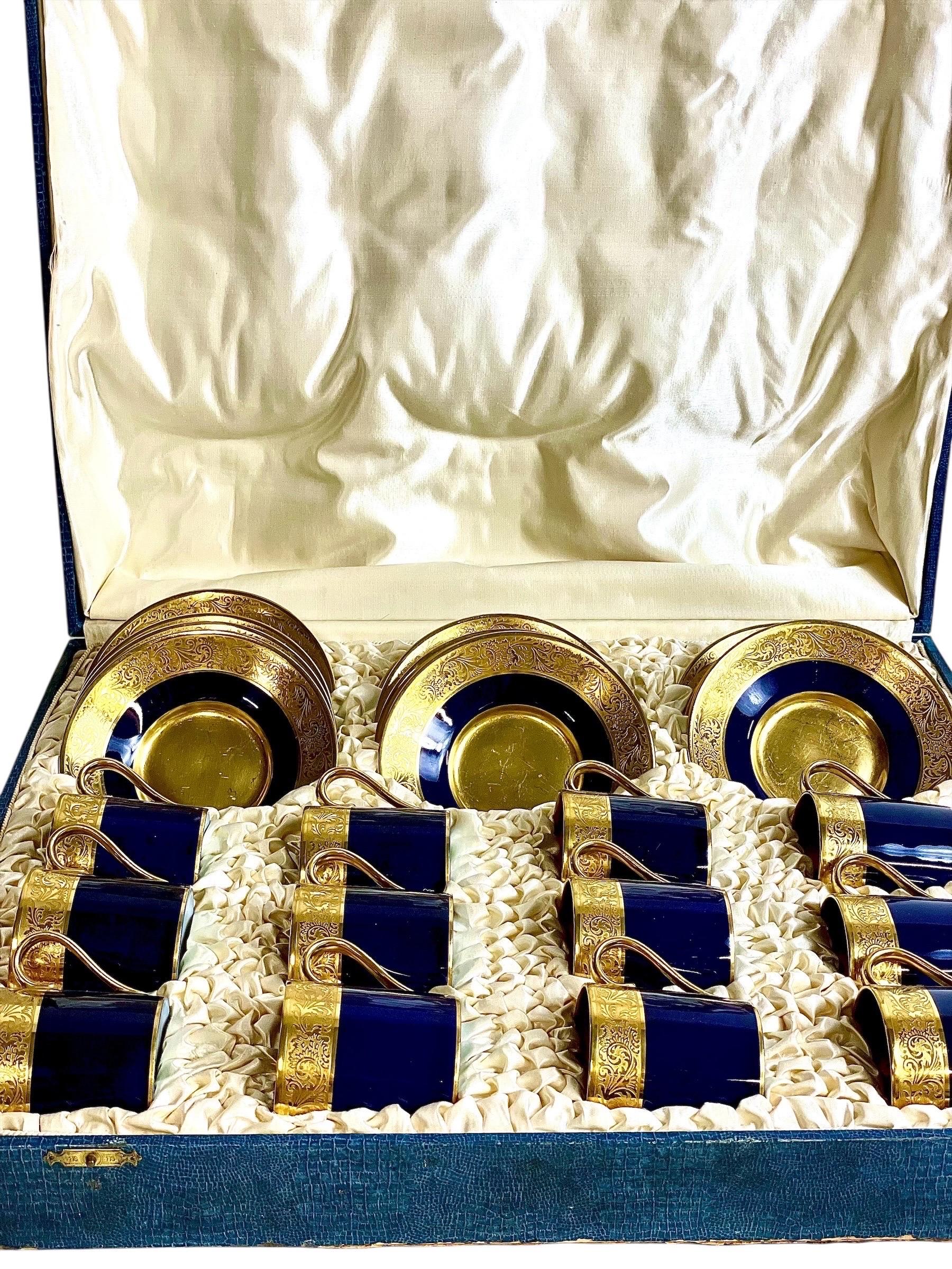 Limoges Kaffeeservice für 12 Personen in Blau und Gold, Anfang 20. (Französisch) im Angebot