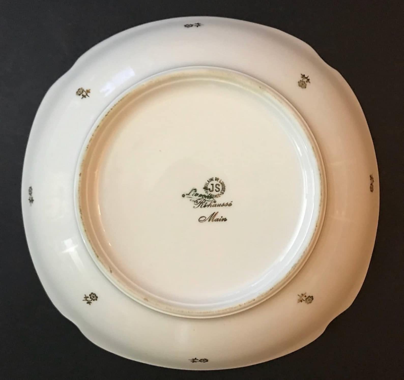 A deep dish made by Limoges porcelain, France.

Hand-painted vintage item in porcelain.

Stamped, artist’s signature on the buttom.

In excellent vintage condition. No chips, cracks or crazings.

Diameter: 9.5 inc (24 cm).

Depth:       2 inc    (5