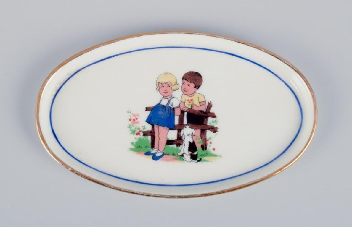 Limoges, Digoin & Sarreguemines, France. Children's porcelain dinnerware. In Good Condition For Sale In Copenhagen, DK