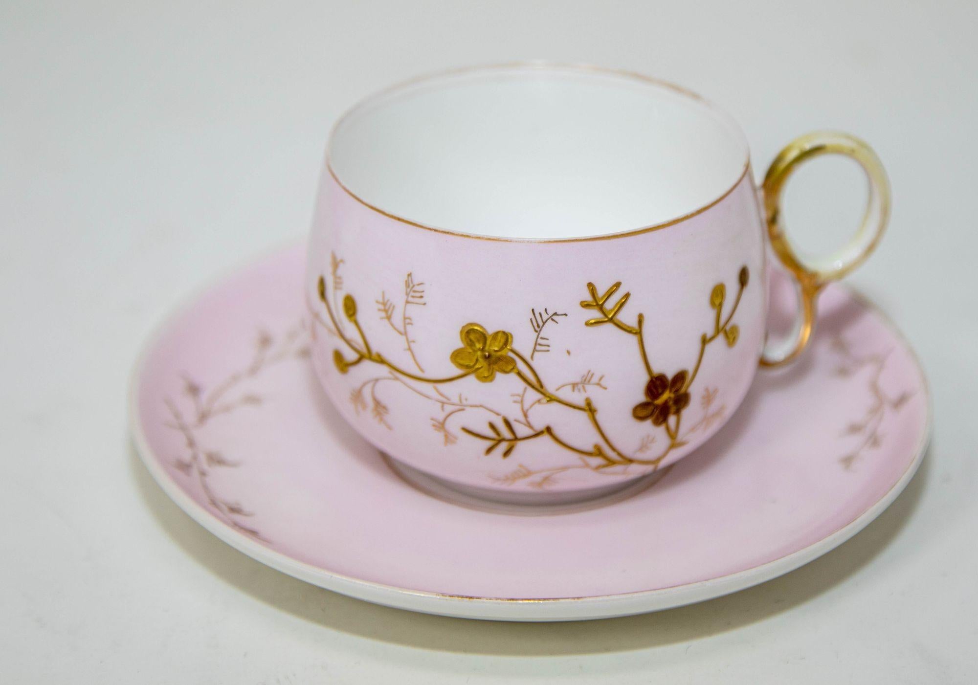 Antiguo Juego de Taza de Té Elite Limoges Francia Oro Firmado Estilo Art Nouveau.
Rara taza y platillo antiguos de porcelana Limoges Elite French rosa y dorada finamente pintados a mano con diseño floral de estilo japonés.
Coleccionista preciosa y