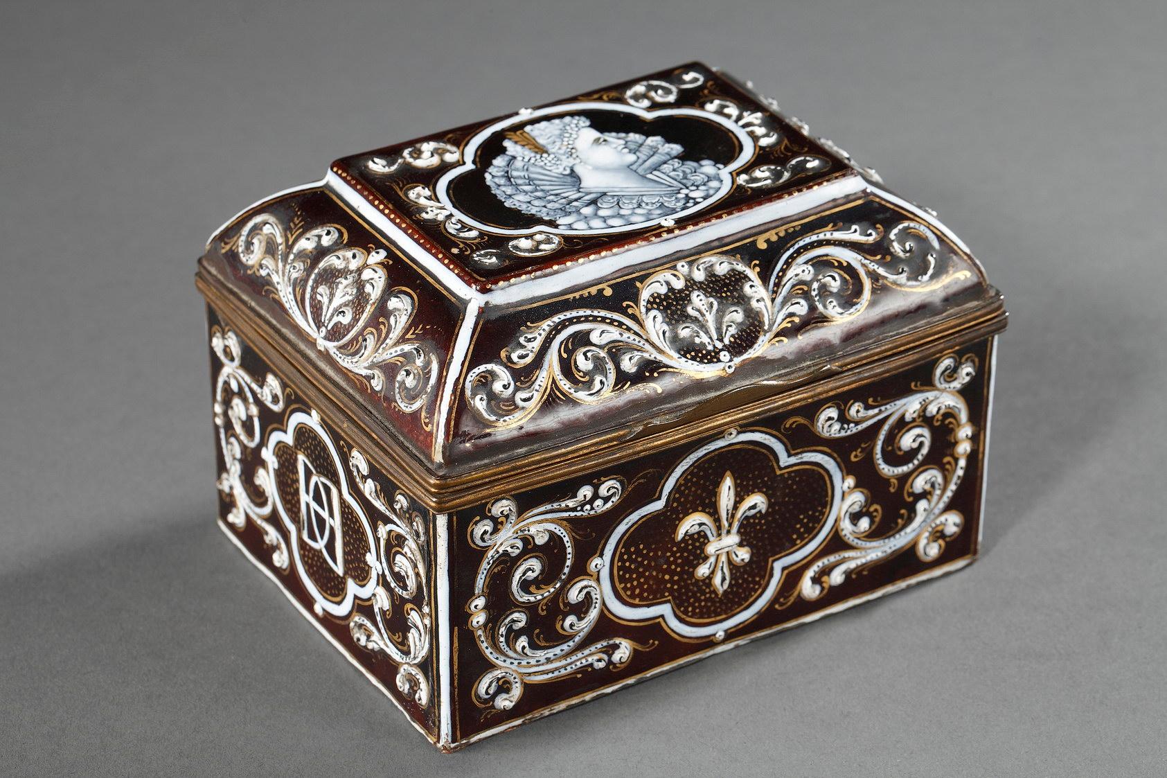 Piccola scatola portaoggetti rettangolare in smalto di Limoges. Il coperchio è decorato con un medaglione centrale con il profilo di una donna dell'alta società, che sicuramente era la proprietaria di questo cofanetto della fine del XIX secolo. I