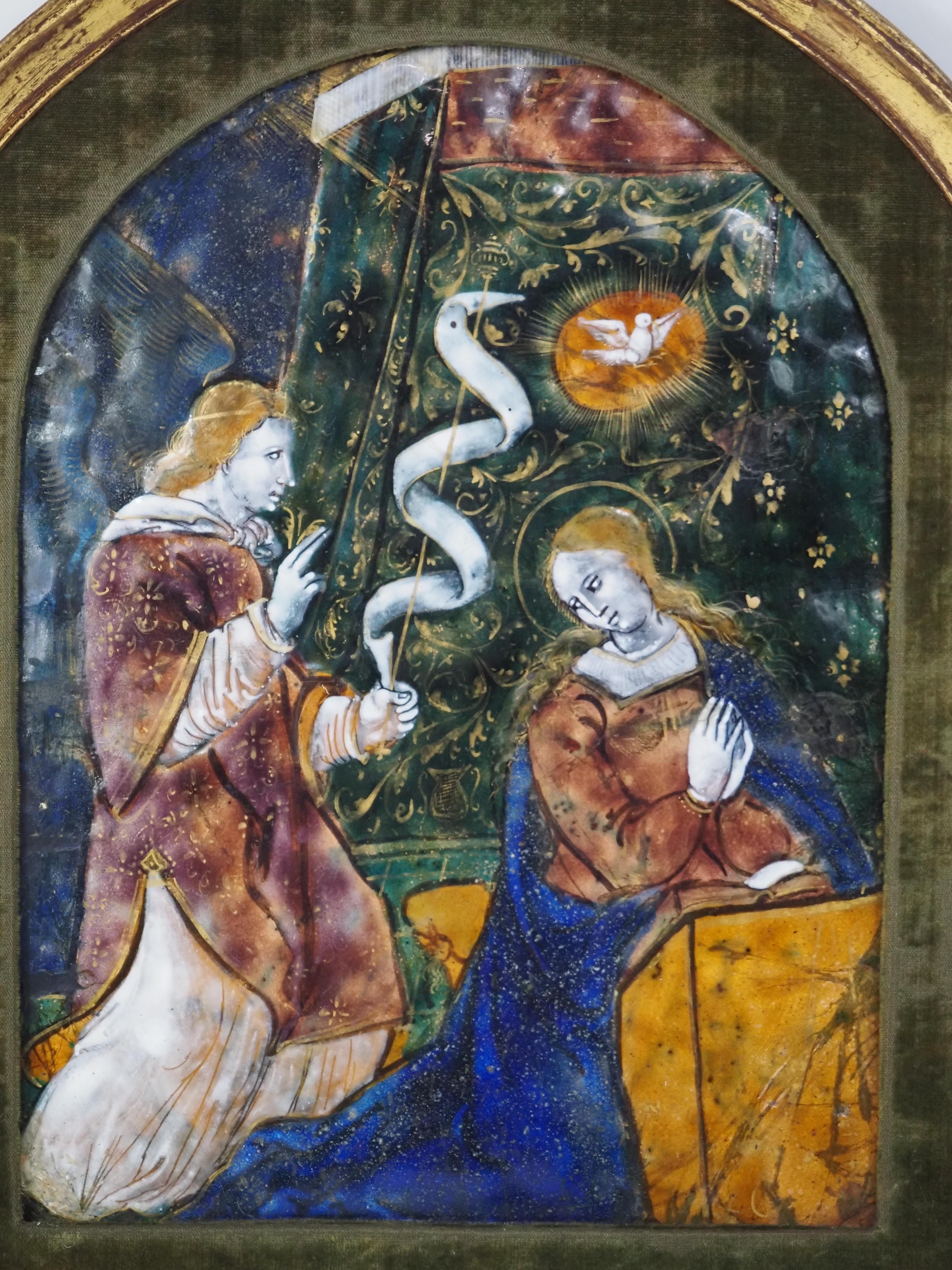 Une grande plaque en émail de Limoges représentant l'Annonciation, arrondie au sommet, signée et datée en or (A.C.) N.B. 1543.

Dimensions : 24,5 x 19 cm : 24,5 x 19 cm.
Cadre inclus 33,5 x 26,7 x 1,5 cm.

Provenance : Collection'S néerlandaise