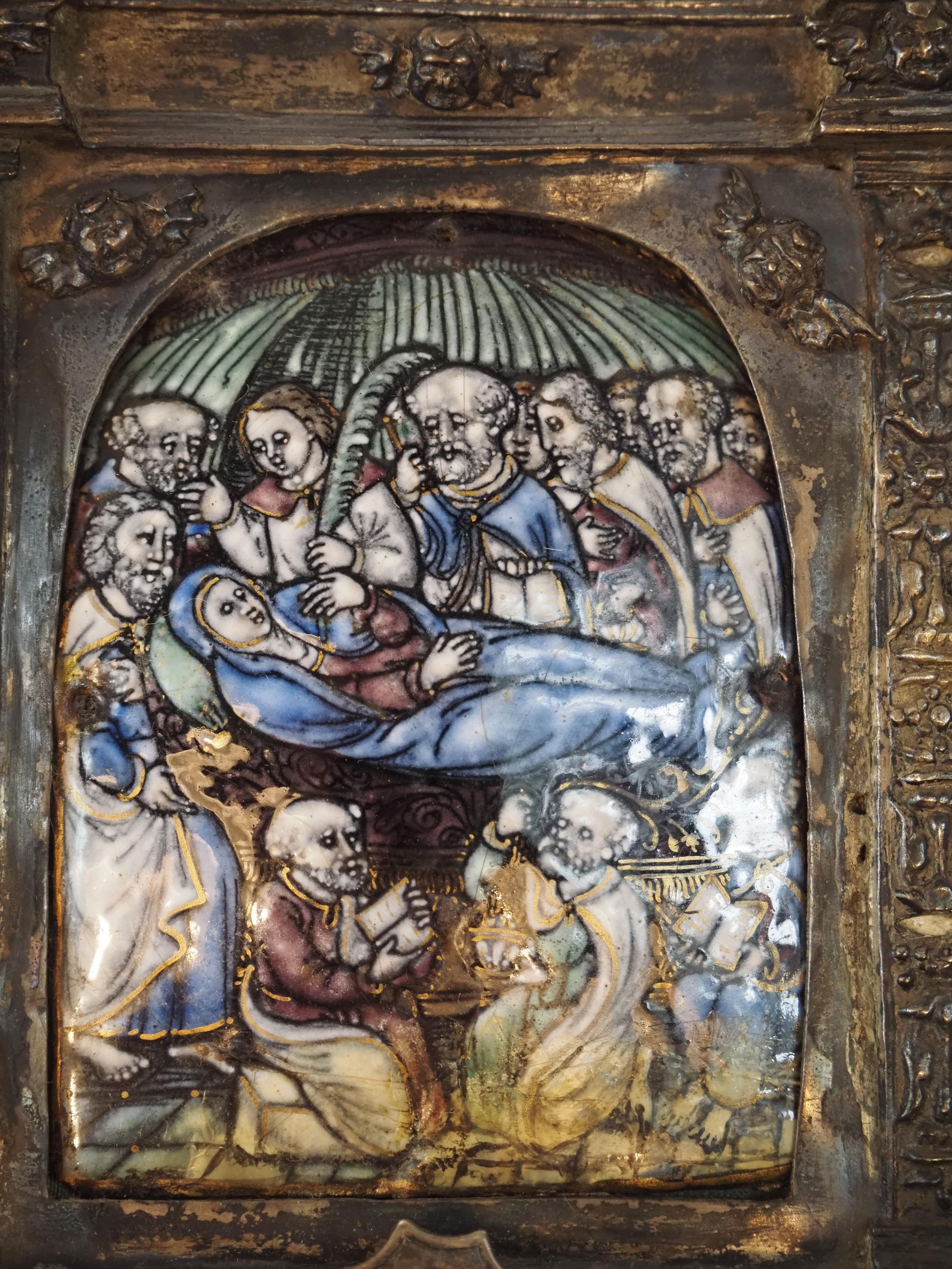 Pax en émail de Limoges représentant l'Assomption de Marie, dans une monture en argent de style Renaissance ornée de rinceaux et de cinq têtes d'anges, 
ca. 1600. 

Hauteur totale : 14,8 cm, largeur : 8,5 cm.

Provenance : Collection'S néerlandaise