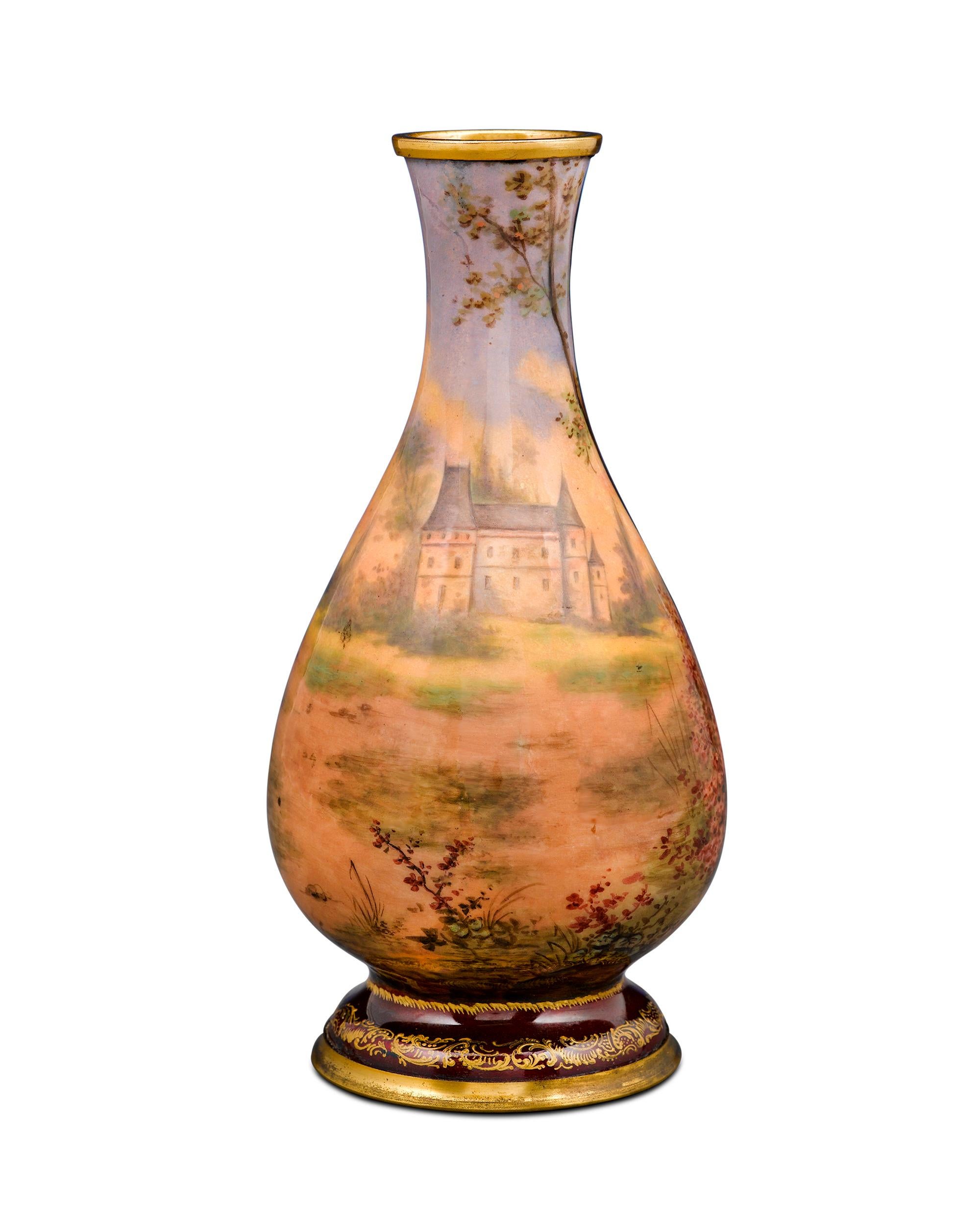 Un grazioso vaso in smalto di Limoges con un bel gentiluomo in costume d'epoca riccamente decorato. Condizioni eccellenti. Circa 1900. 