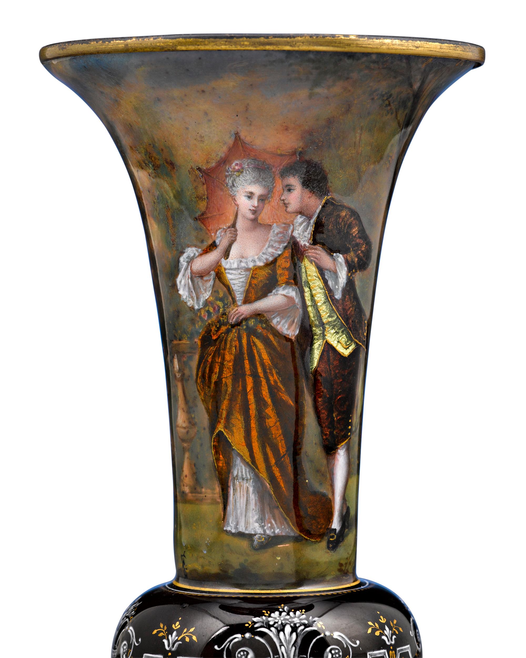 Une magnifique paire de vases en émail de Limoges représentant des scènes romantiques d'amoureux du XVIIIe siècle dans des robes aux couleurs vives. Il est particulièrement rare de trouver des paires de ces merveilleux vases dans un état aussi