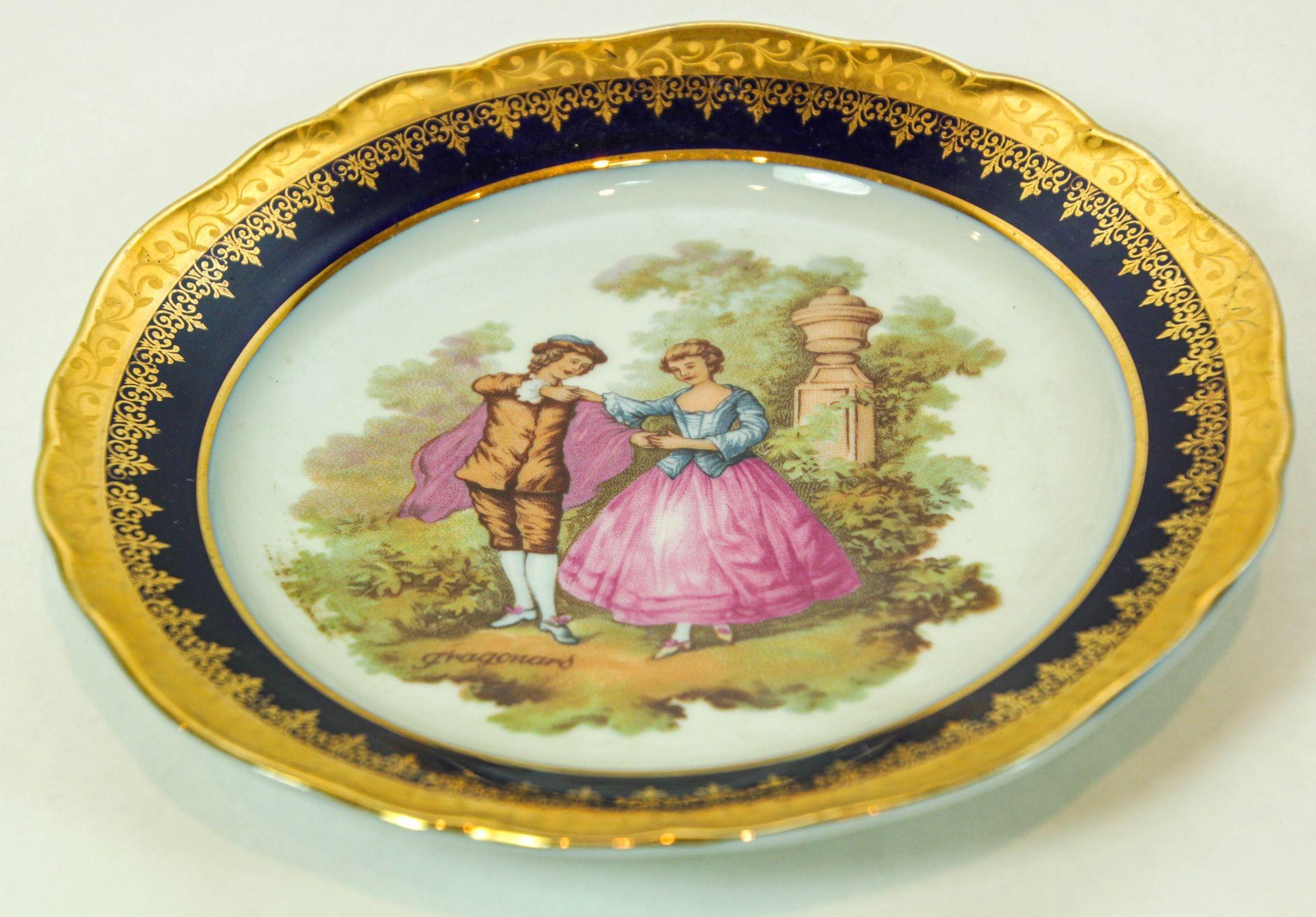 Plato de Porcelana Fina de Limoges Pintado a Mano con Escena Romántica Francesa de Fragonard Luis XIV en venta