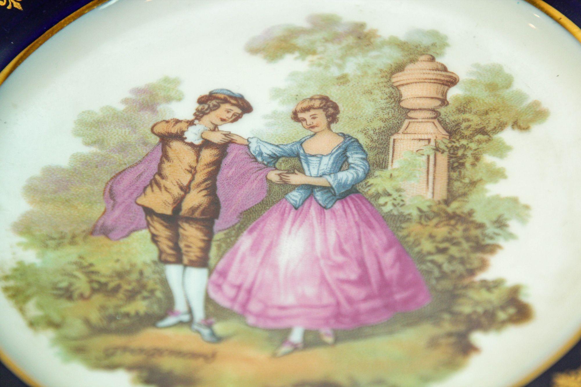 Plato de Porcelana Fina de Limoges Pintado a Mano con Escena Romántica Francesa de Fragonard Francés en venta