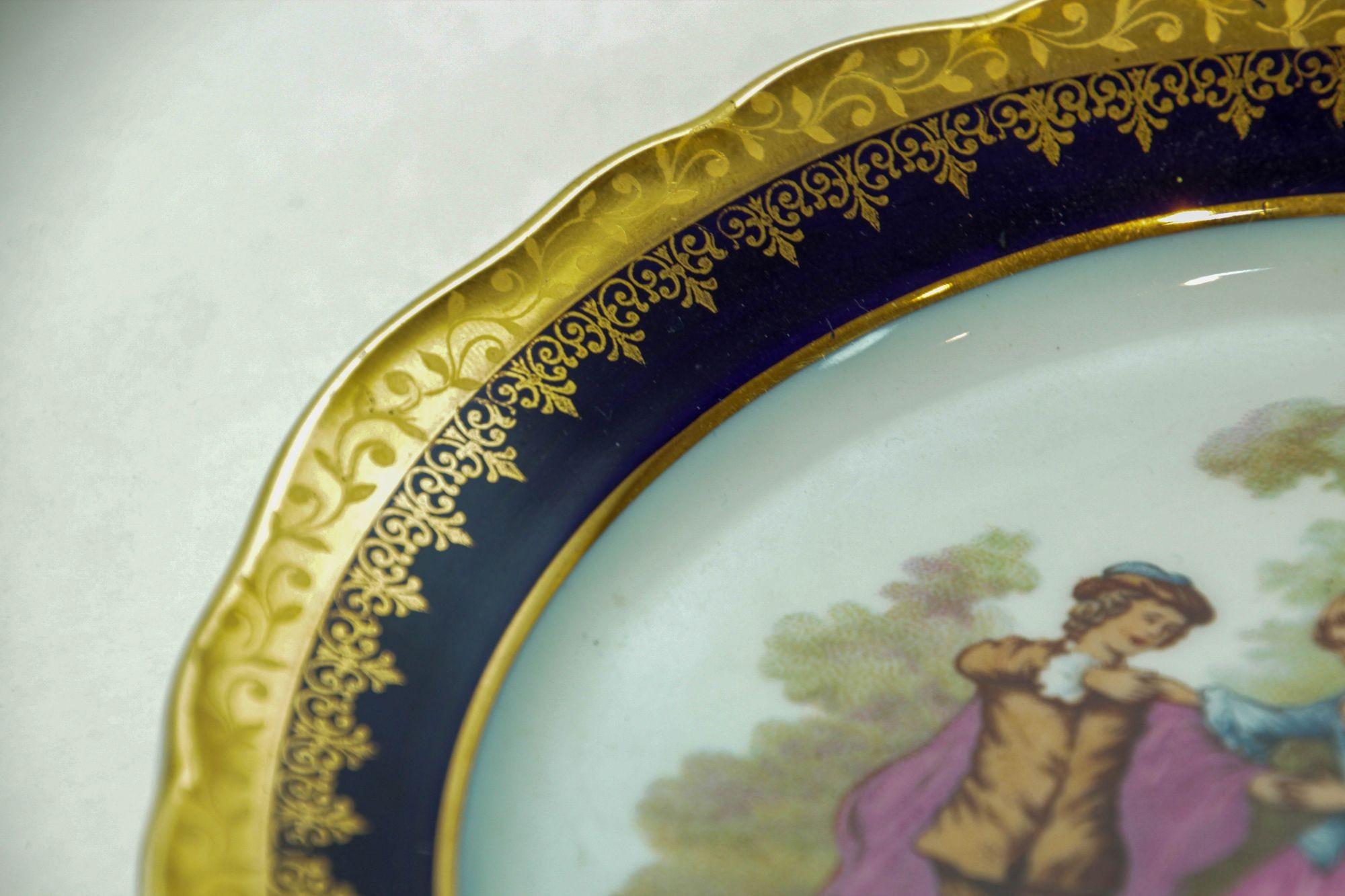 Plato de Porcelana Fina de Limoges Pintado a Mano con Escena Romántica Francesa de Fragonard Hecho a mano en venta