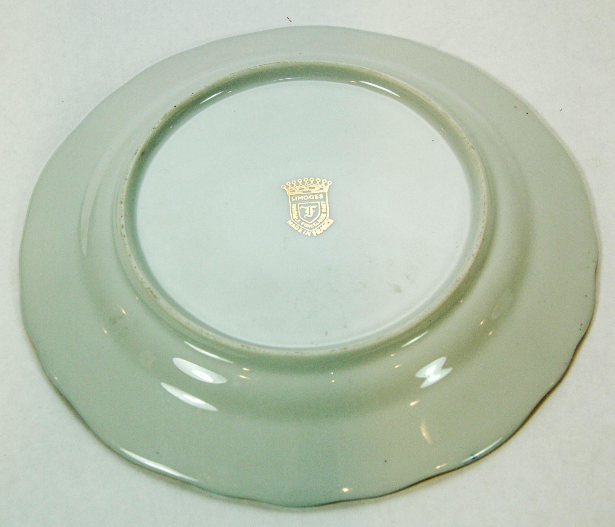 Plato de Porcelana Fina de Limoges Pintado a Mano con Escena Romántica Francesa de Fragonard en Bueno estado para la venta en North Hollywood, CA