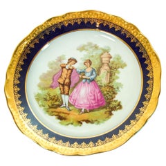 Assiette en porcelaine fine de Limoges peinte à la main avec une scène romantique de Fragonard français