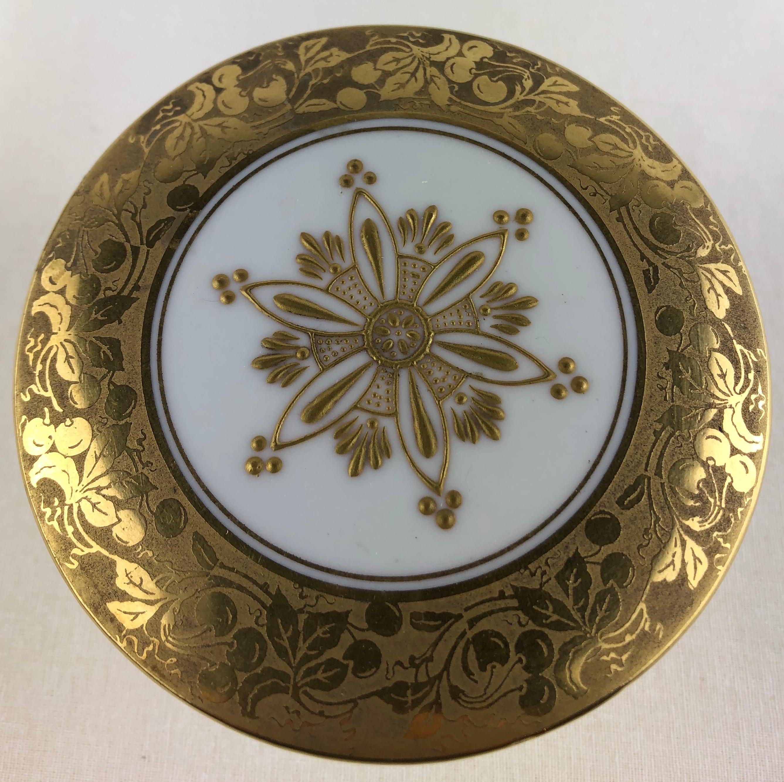 Neoclassical Limoges porcelain handcrafted and hand painted gold trimmed footed trinket/jewelry box or candy dish. 

Bears the well-known makers mark, Descotte Reboisson & Barranger (D.R.B)
Glazed.

Measures: 3 7/8