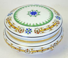 Cajita para baratijas o joyas de Limoges con patas y ribete dorado