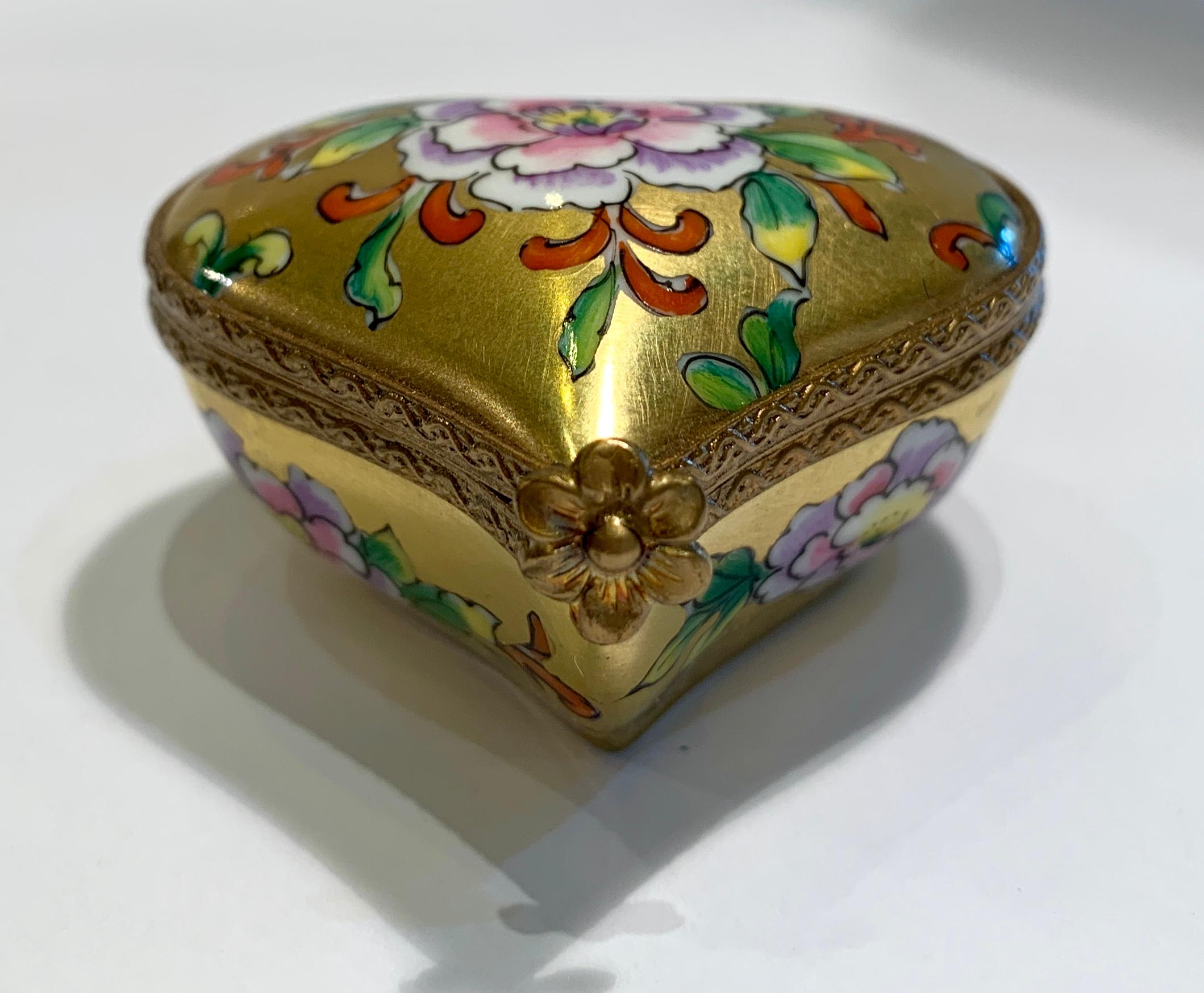 Limoges France 24-Karat Gold Finish Hand Painted Porcelain Heart Shaped Box In Good Condition In Tustin, CA