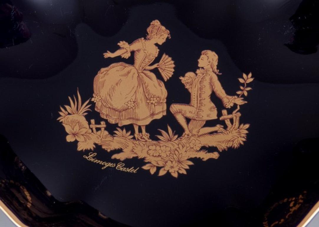 Français Limoges, France. Bol et deux petits plateaux en porcelaine en vente