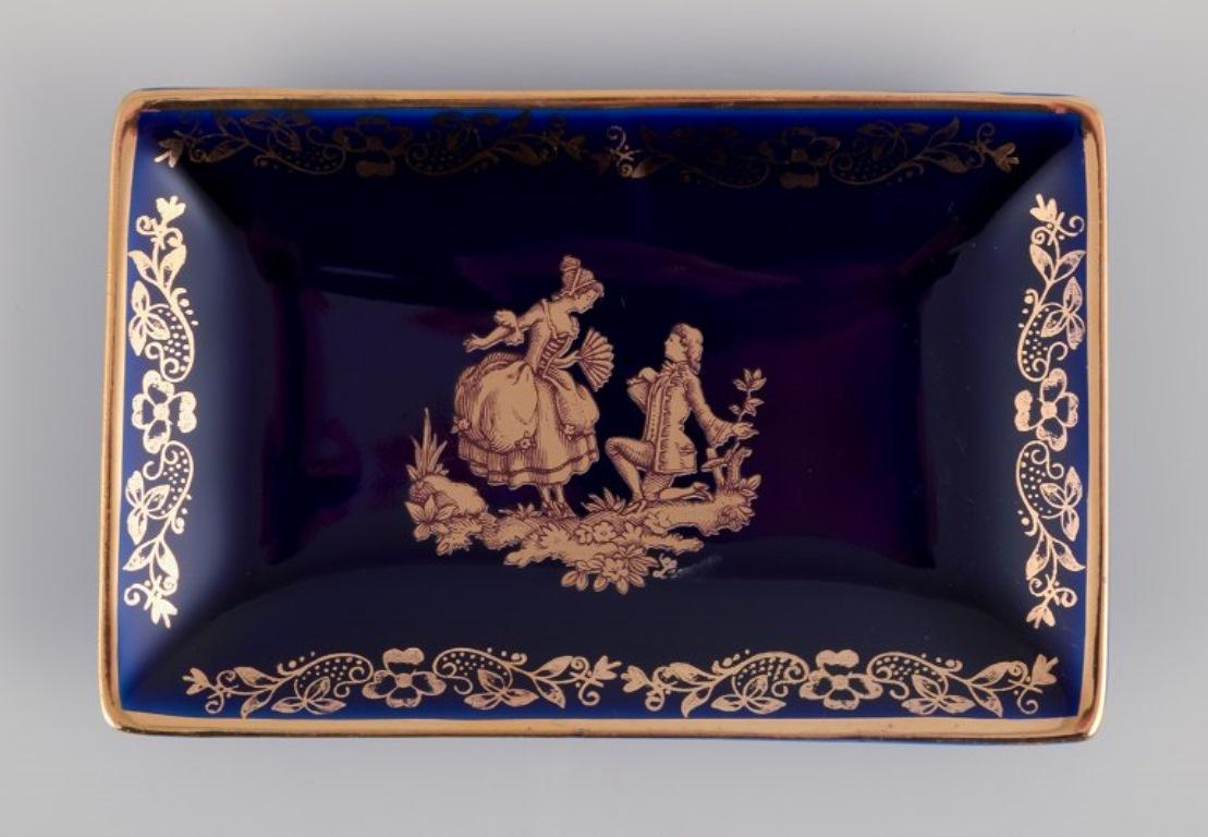 Vernissé Limoges, France. Bol et deux petits plateaux en porcelaine en vente