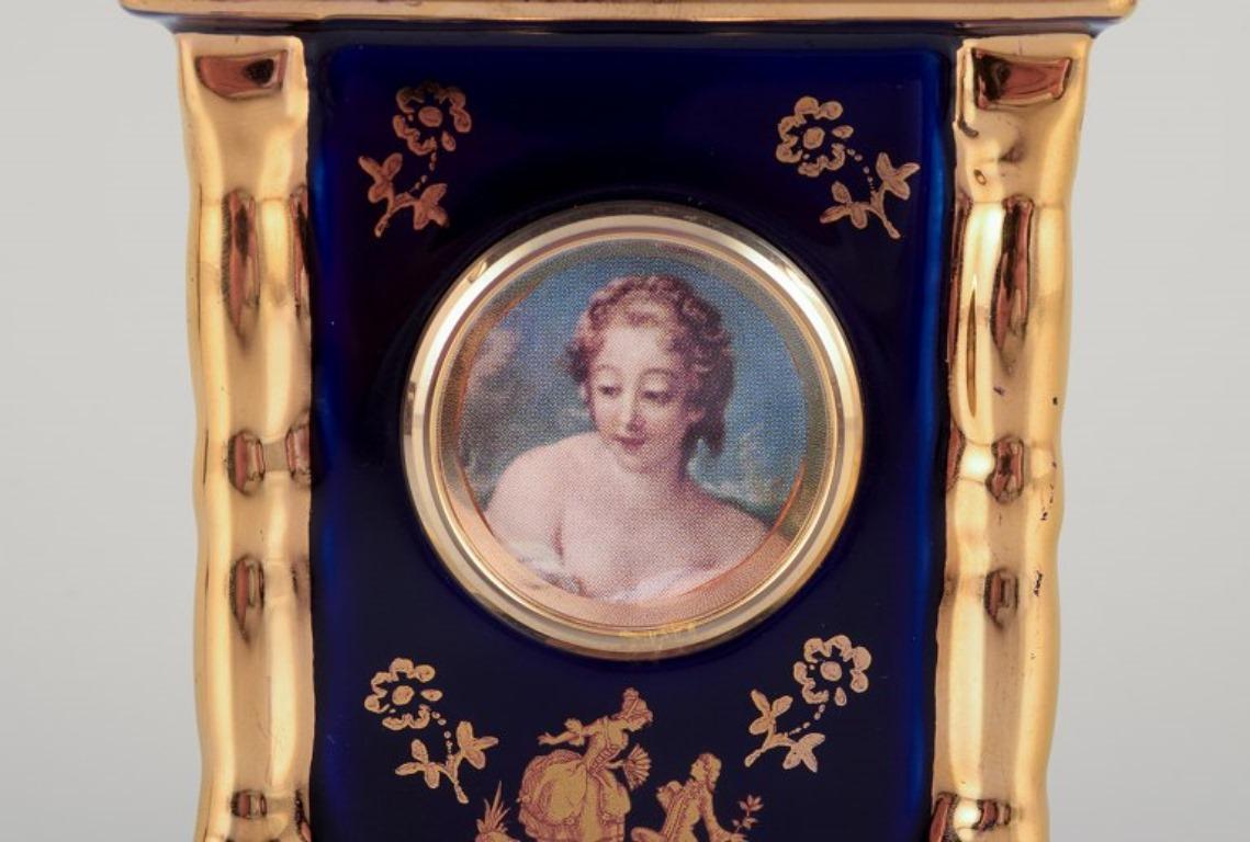 Francese Limoges, Francia. Orologio e oggetto decorativo in porcellana.