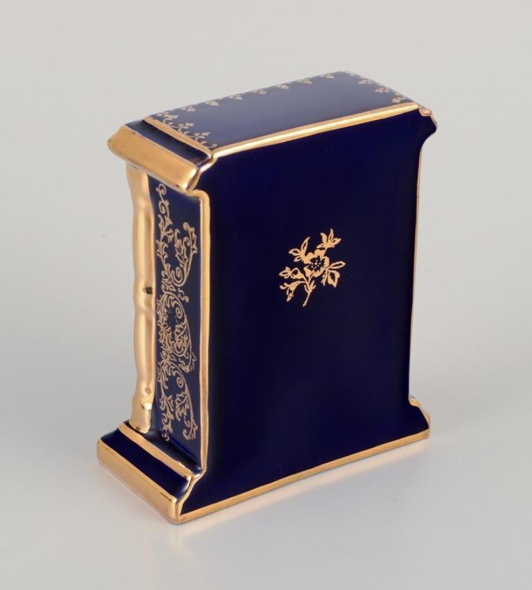 Porcellana Limoges, Francia. Orologio e oggetto decorativo in porcellana.
