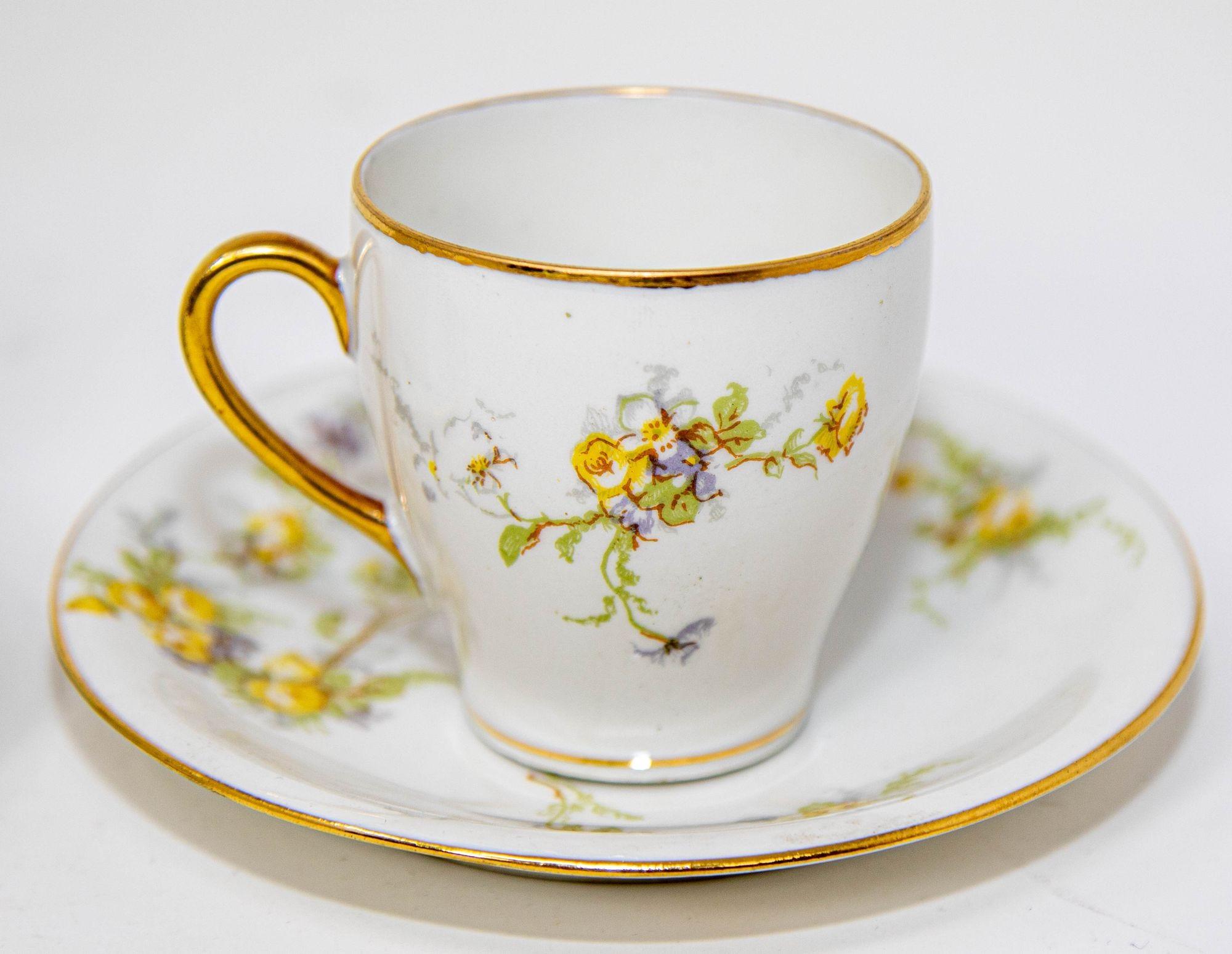 Juego de tazas de té o café y platillos de porcelana de Limoges Francia circa 1930.
Juego Limoges Francés de 4 Tazas de té y 3 Platillos Juego Porcelana 1930 Fina China.
Hecho y pintado a mano con flores.
Juego de café o té de porcelana fina de